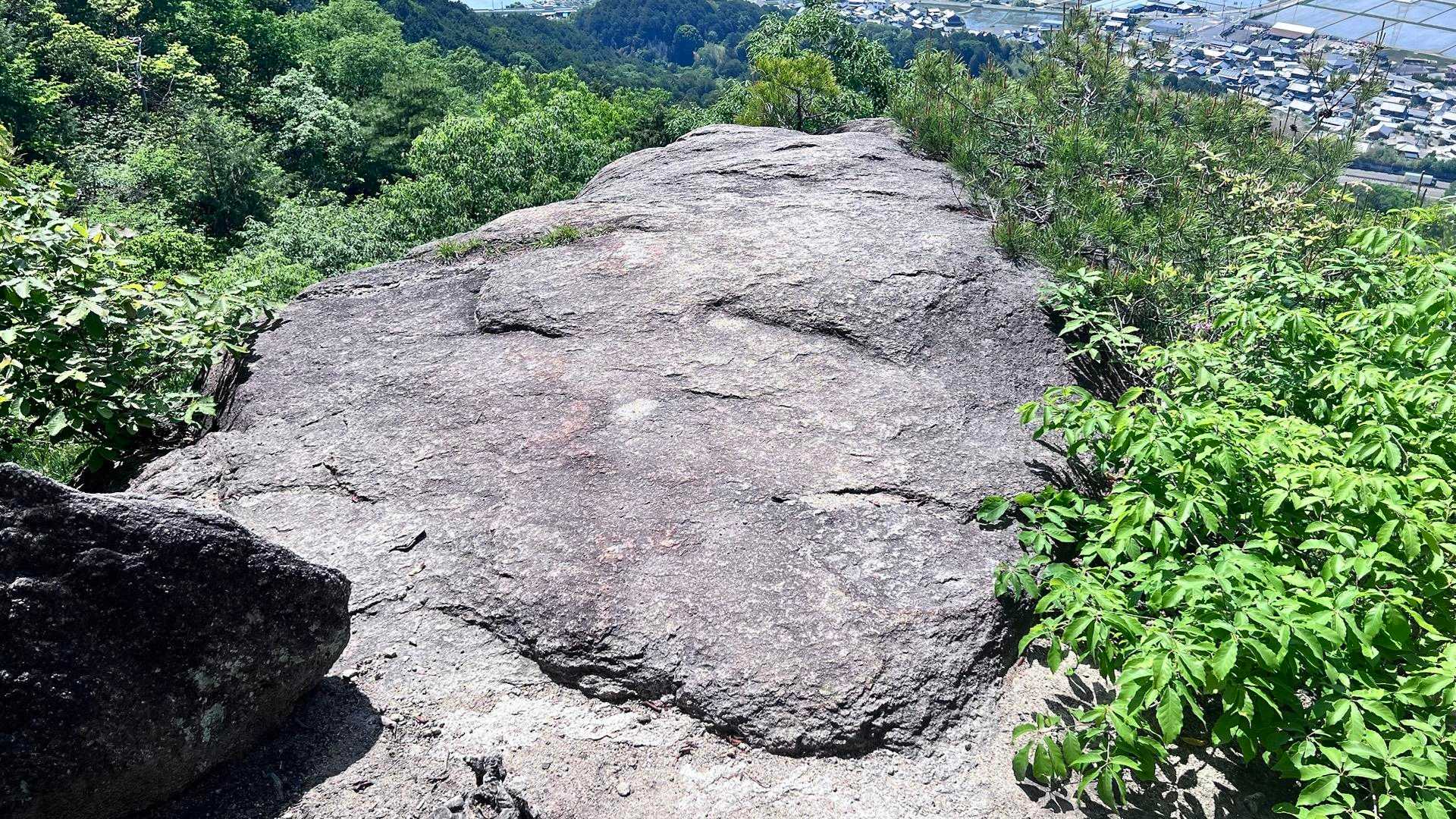平べったい大きな岩🪨六甲のテーブルロックみたい・・