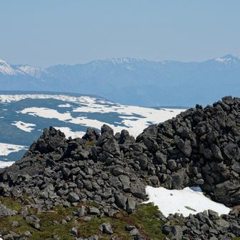 岩塊の奥に連なる山々は…
※屏風岳〜支湧別岳〜武利岳・武華山