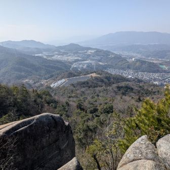 黄砂のモヤがあるも絶景
鈴が峰山とか極楽寺方面かな…