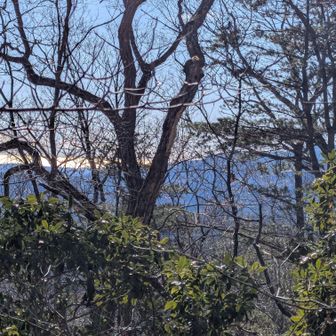湯ノ岳方向光ってるのは海