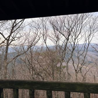 古い展望台は底が抜けそう
そろりそろり移動中
大滝根山方面