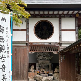 この社殿の中に大きな仏像が。ちょうど円窓の辺りにお顔が