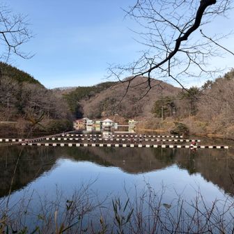 リフレクションフォト

沢山の人がボート🚣に乗って釣り🎣を楽しんでいました。
桜🌸、新緑🌳の春、紅葉🍁の秋には釣り人、ハイカー、カメラマンも自然を楽しめるそうです。