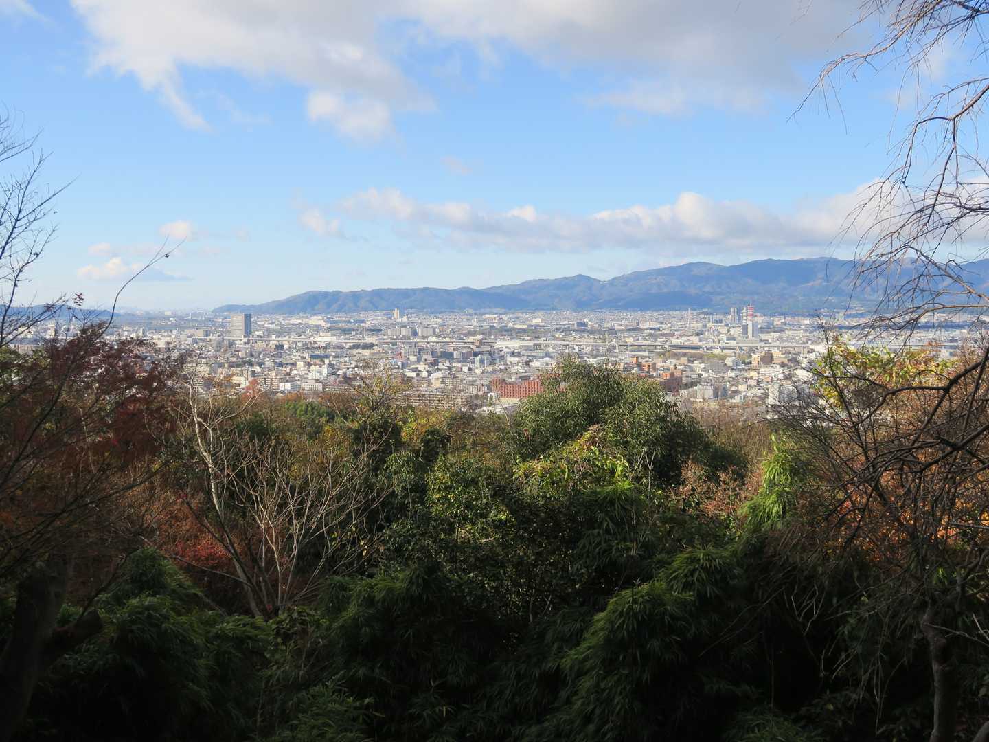 「稲荷山四つ辻」に着いた。
標高＝165ｍから京都南部の街並み。
