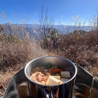 はい！キムチ鍋🍲
材料は私が準備(^◇^;)野菜切って来ただけ〜
あとはプチっと鍋の素〜でもこれが美味しいの〜