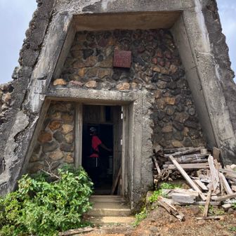 避難小屋、ロック（石）だ