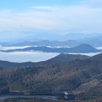 吾妻耶山も特徴的な形
ヒル山で有名