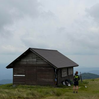 避難小屋
インドネシアのグループの人たちはここで宿泊してたとか