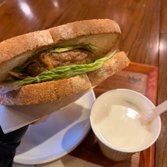 バーグサンドとハニーミルクで一服