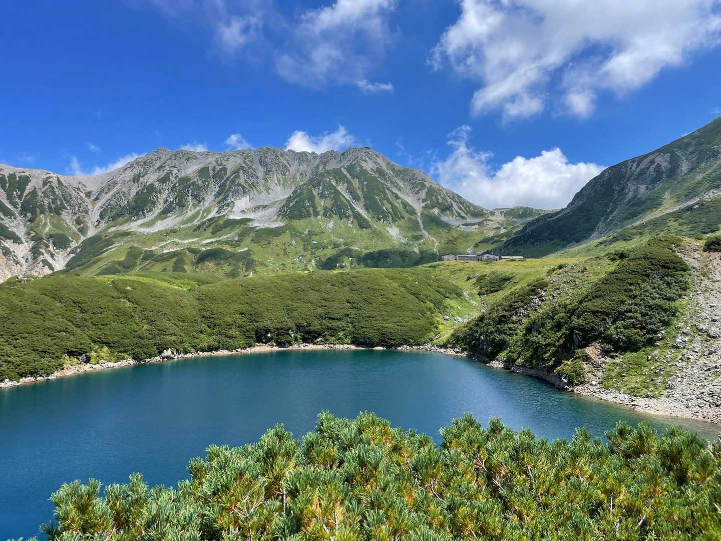 3000m峰三座と神域、黒部湖を見下ろす立山三峰周回の写真