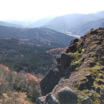 下山途中の「獅子ヶ鼻」の岩場の景色