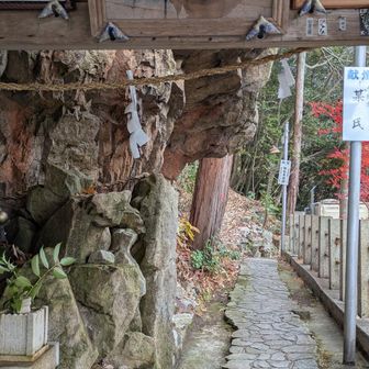 本堂から下りてここが登山口