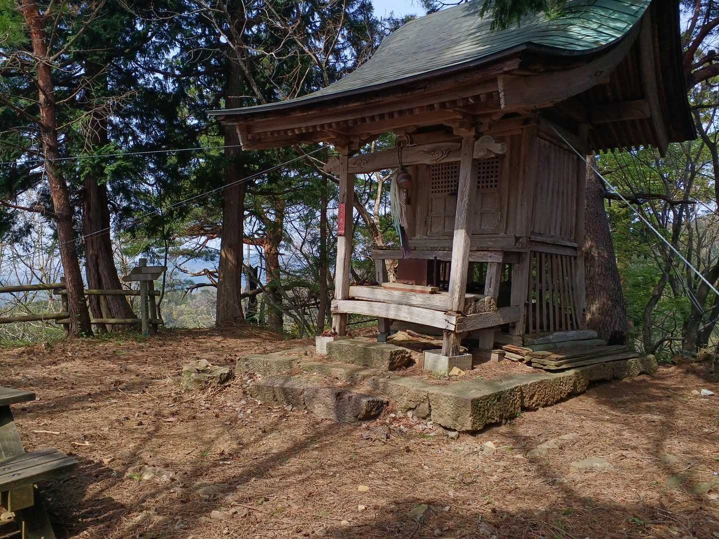 権現山山頂　これだけ遅い時間でもまだ山頂に２人登山客あり。あと、さらに上のほうで林業関係者？の方数名が作業されてました。
