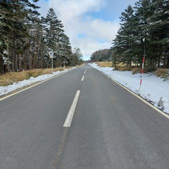道路を登山中に歩くなんてなんだか不思議な気分

冬でまだ車の乗入れは禁止でした