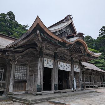 200年以上前に建てられという社殿は重要文化財にもなっているとても立派な建物です。