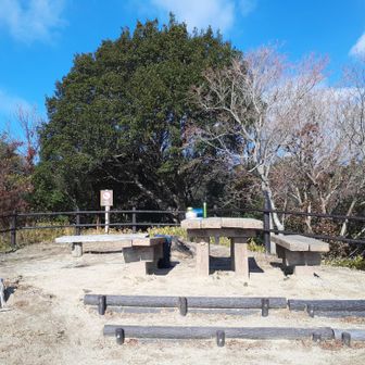 山頂にはベンチがあります
日も当たって暖かく景色もいいので、ここで早めの昼ご飯