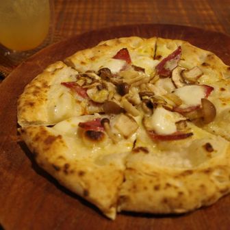 週替りピッツァ「きのことフランス産サラミのクリームピッツァ」😋
幸せ♪今年もお世話になります🙏