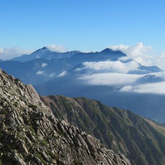 中央遠くに劔岳と立山山塊〜の、ここまでの縦走コース憧れるW～🥰