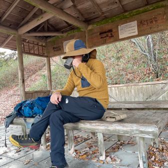 shoさんのマネして、
コーシーを嗜む☕️

ここで、カミングアウト
帽子　　　コロンビア
トップス　パタゴニア
アンダー　プラスフェニックス
その下　　ミレー編み編み
アウター　マムート
パンツ　　ノースフェイス
タイツ　　ワコールCWX
シューズ　スポルティバ
靴下　　　mont-bell
ザック　　ミステリーランチ

バラバラ、ガラパゴス😂
統一性なし💦
今後は、ウェアはパタゴニアで統一したいと思います😗
使用してみて、かなりええ感じです。
あと、CWXも、お気に入りです！