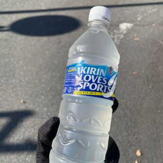 香貫山の手前でいったん舗装道に出るから水分追加！2リットル持ってきたけど香貫山から沼津駅に向かう間に飲み切ってしまった😂
冬意外とたくさん水飲むのは私あるある😂