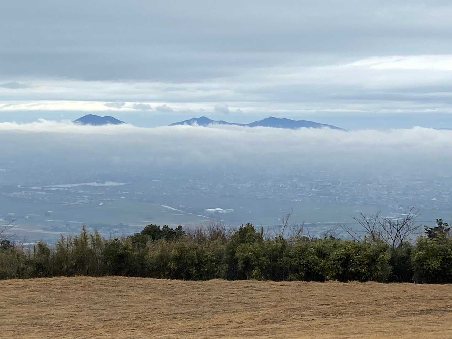 熊本市内は霧が出てるかな？
金峰山とニノ岳、三ノ岳が涅槃像の様に見えた