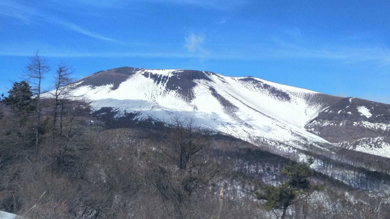 石尊山から眺める浅間山
近いですね