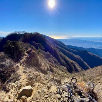 岩場、狭い橋、やせ尾根、爆風、なかなかヤバかった