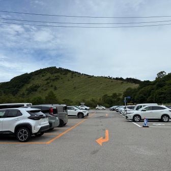 八島ビジターセンター あざみ館。
思いのほか天気に恵まれ、また、微風があり涼しく登山できました。久しぶりの汗だくなし🙅‍♂️
平日の曇り予報で、こんな感じですので、週末は相当混むのかな🚙
お疲れ様でした〜👋