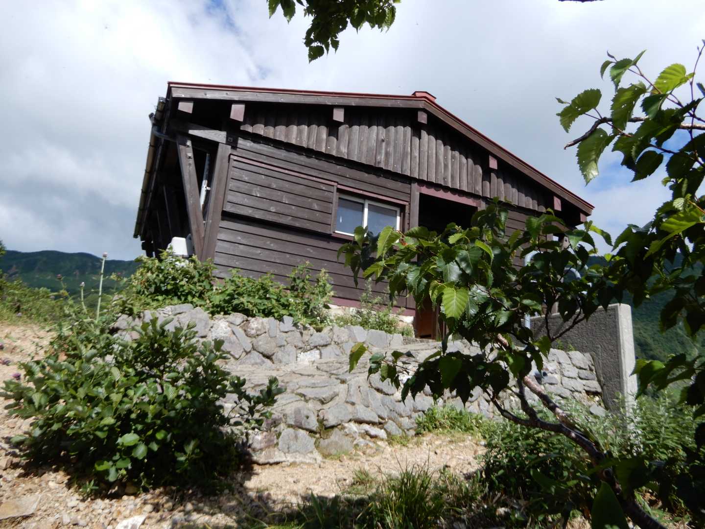 立派な頑丈なチブリ尾根避難小屋。さようなら。