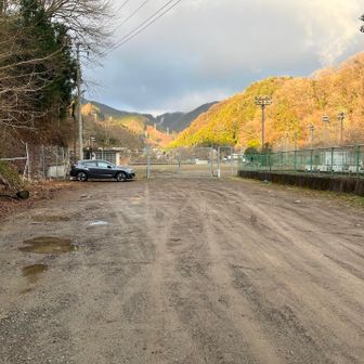 グランド前が駐車場のようだ。朝は誰もいなかったが、帰りは野球をしていた。