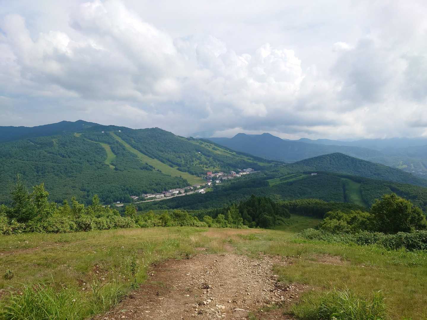 もう山道には入りません😖ゲレンデしか歩きません（ゲレンデで遭遇したのですが…それでもね）
志賀高原のスキー場は巨大ですよ✌️向かいの山にも右の山にも広がっています
麓にはホテル群が並んでいますね