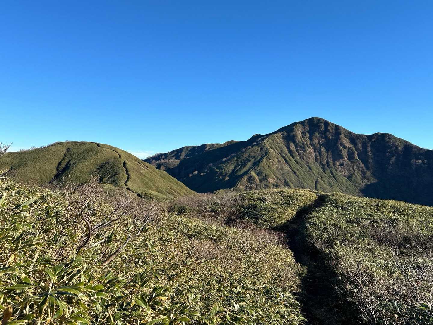 左が中岳、右が経ヶ岳
ラスボス感😑