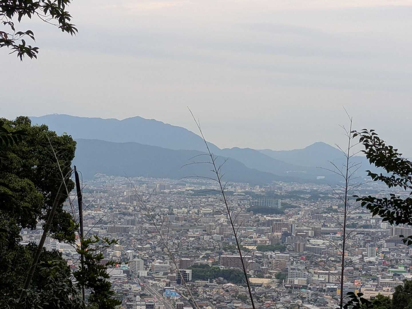 春日市、大野城市越しに四王寺山から〜宝満山が見える窓スポット