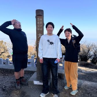 麒麟ちゃん、捕まえたー！


いつも大山を守ってくださり
ありがとうございます😊


この後、麒麟ちゃんのアテンドで大山の南半球
（ポカポカな場所）で、もぐもぐTime。
麒麟ちゃんと楽しい時間を過ごしました。