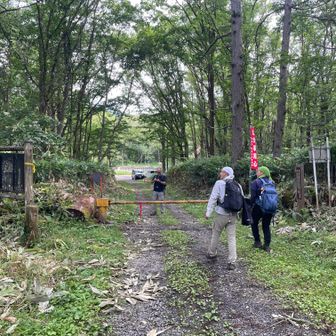 登山口のゲートへ。