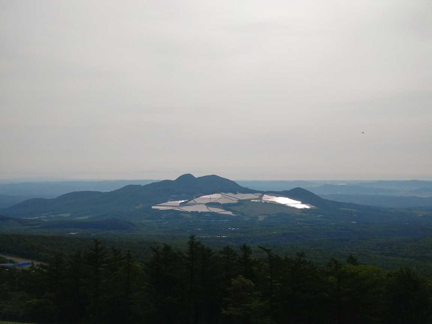 白石スキー場から見える青麻山。ソーラーパネルだらけになっていて、少し残念な気持ちになりました😭