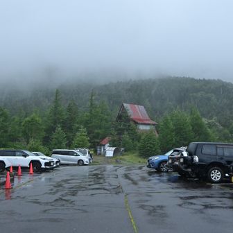 出発時は晴れていた前掛山もご覧の通り完全に雨雲の中です。
雨はみるみる強まり、