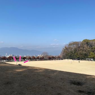 山の中を散々探して見つからなかった三角点、こんな開けたところにありました（笑）
しばらく少年野球の試合を観戦して膳所駅から帰りました、お疲れ山です！