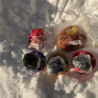 🥯🍙🍜

下山途中、風のないところでメシにします😋