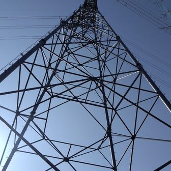 72鉄塔、テッペンまで灰色で塗装されている。