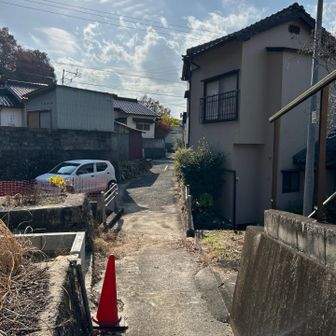 民家の脇を抜け