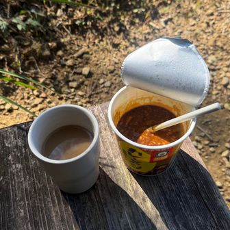 小高山近くのベンチでランチします🍽
賞味期限切れのカレーメシ🍛🥄
半年も過ぎてる🤣