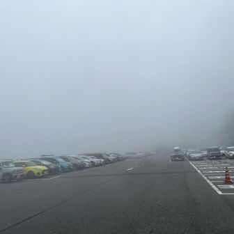 平日ですが駐車場は満車。第二駐車場は分かりませんがロープウェイの駐車場も混雑していました。駐車場から那須湯本温泉辺りまでの道路はガスでした。ありがとうございました