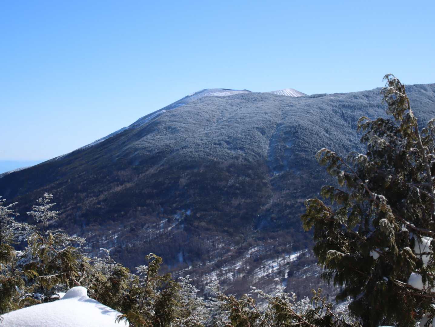 浅間山･前掛山方面の景色[うぐいす展望台～水ノ塔山山頂]
昨日見られなかった浅間山、ここでは先っぽしか見えませんね。
