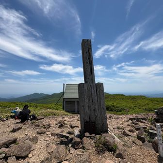 山頂標識と避難小屋