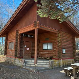 風強っ🌪️寒っ🥶
山頂は諦め避難小屋でランチタイム🍜🍙