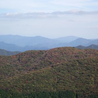 幾重にも重なる山々