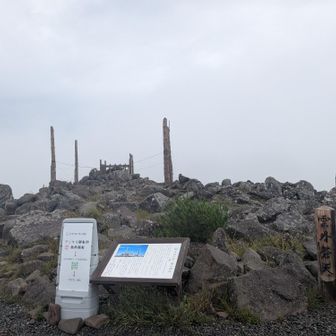 車山の山頂には神社らしきものがありました