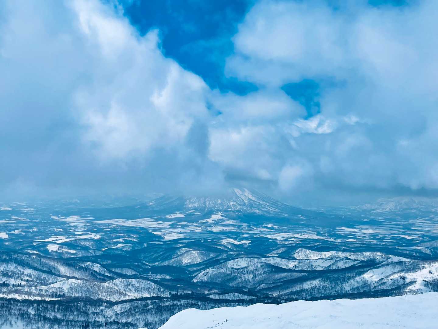 羊蹄山も雲が少しずつ抜けてきました🗻