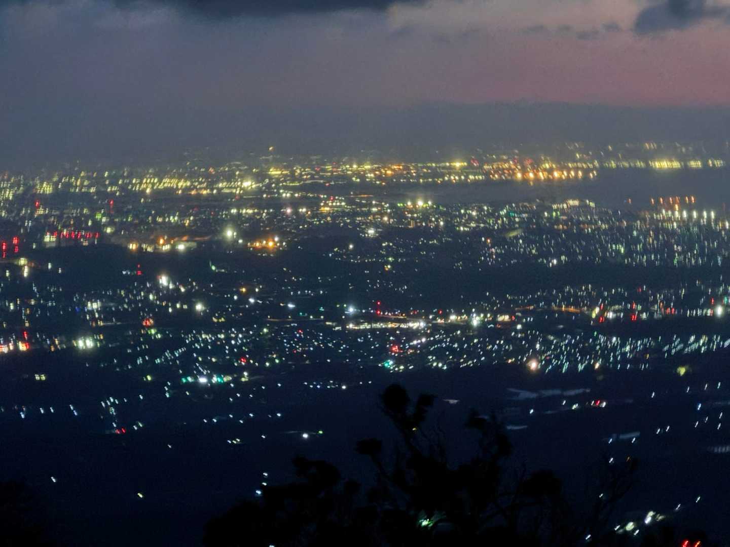山頂手前で展望が開けてキラキラの夜景を
見ることができた✨